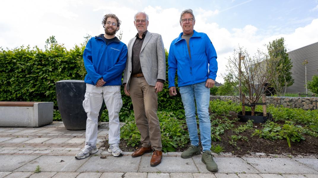 Wethouder Jan Lock met energiefixer van het Regionaal EnergieLoket en een enthousiaste bewoner